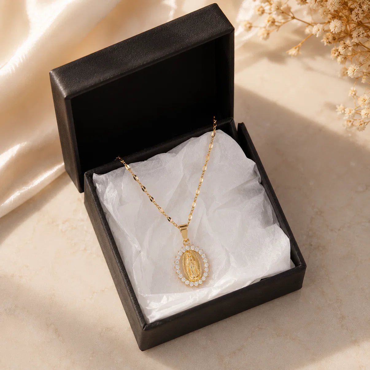 Collar Virgen de Guadalupe · Acabado Dorado Premium
