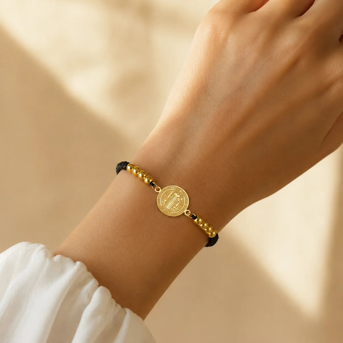 Pulsera San Benito · Acabado Dorado Premium